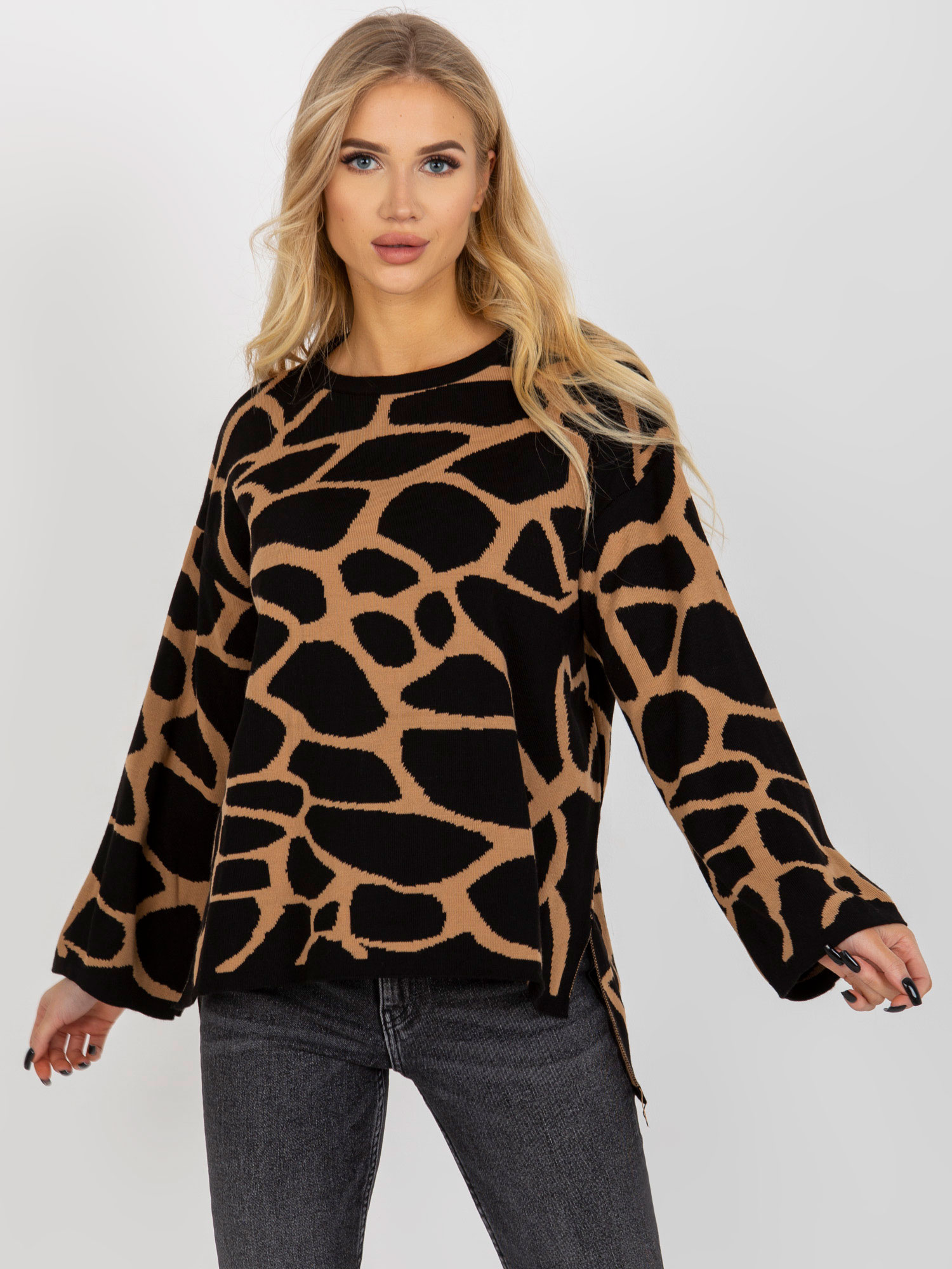Camelowo-czarny damski sweter oversize we wzory