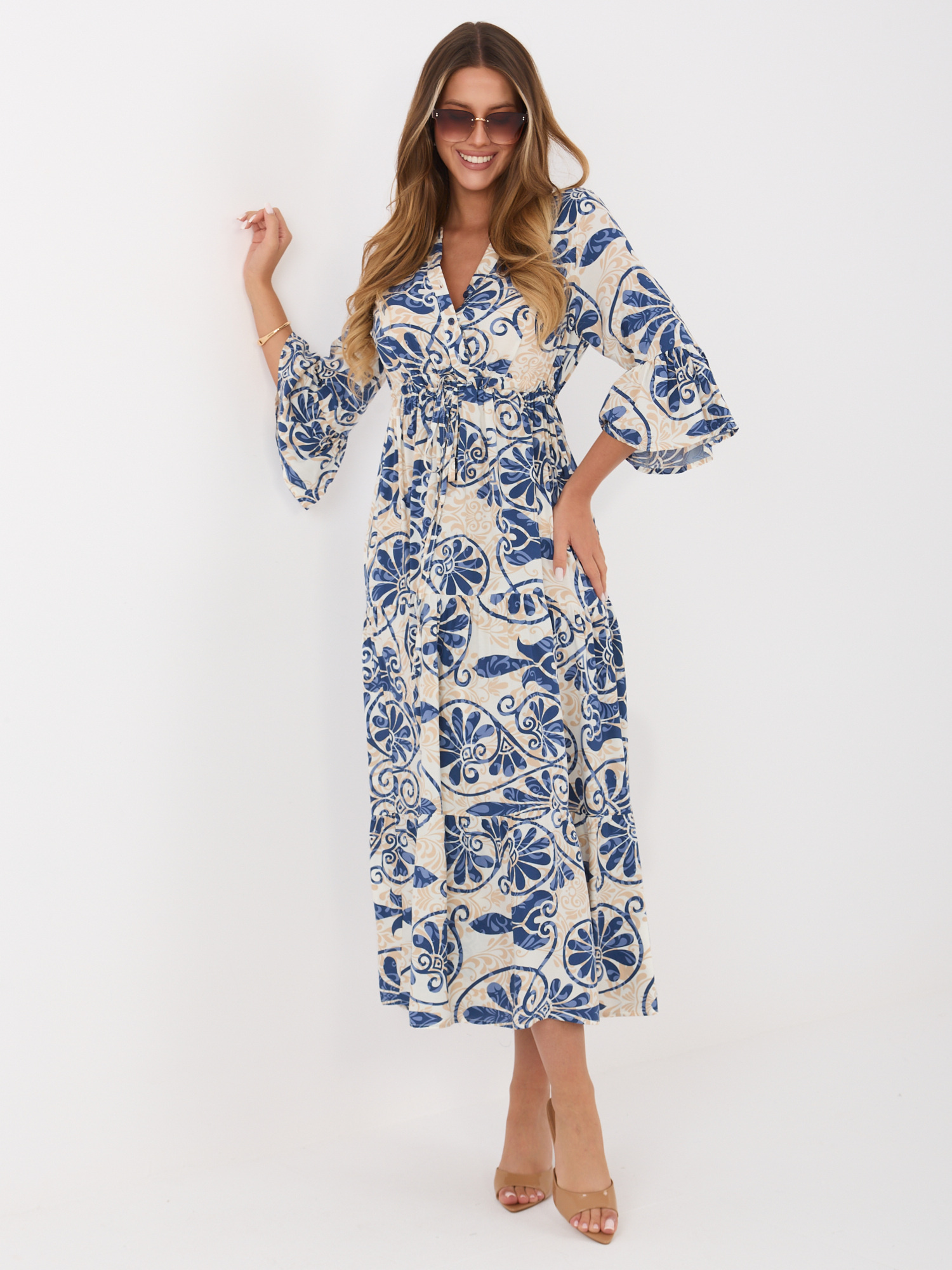 Niebieska rozkloszowana sukienka na lato