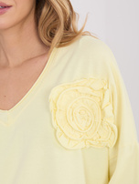 Jasnożółta bluzka z kwiatową aplikacją 3D