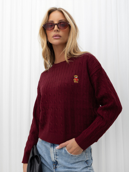 Bordeauxfarbener kurzer Pullover mit Zopfmuster.