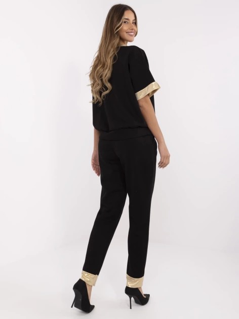 Czarny dwuczęściowy komplet ze złotymi wstawkami