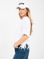 Weiße Oversize-Bluse mit Blumenapplikation.
