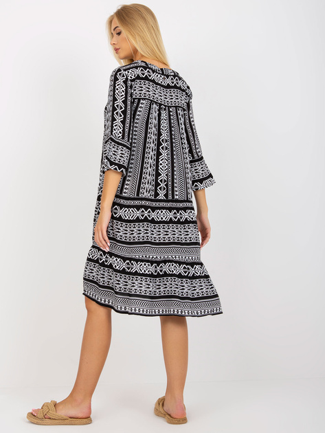 Czarna sukienka we wzory z falbaną i rękawem 3/4