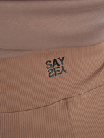 Ciemnobeżowe prążkowane legginsy z napisem z tyłu