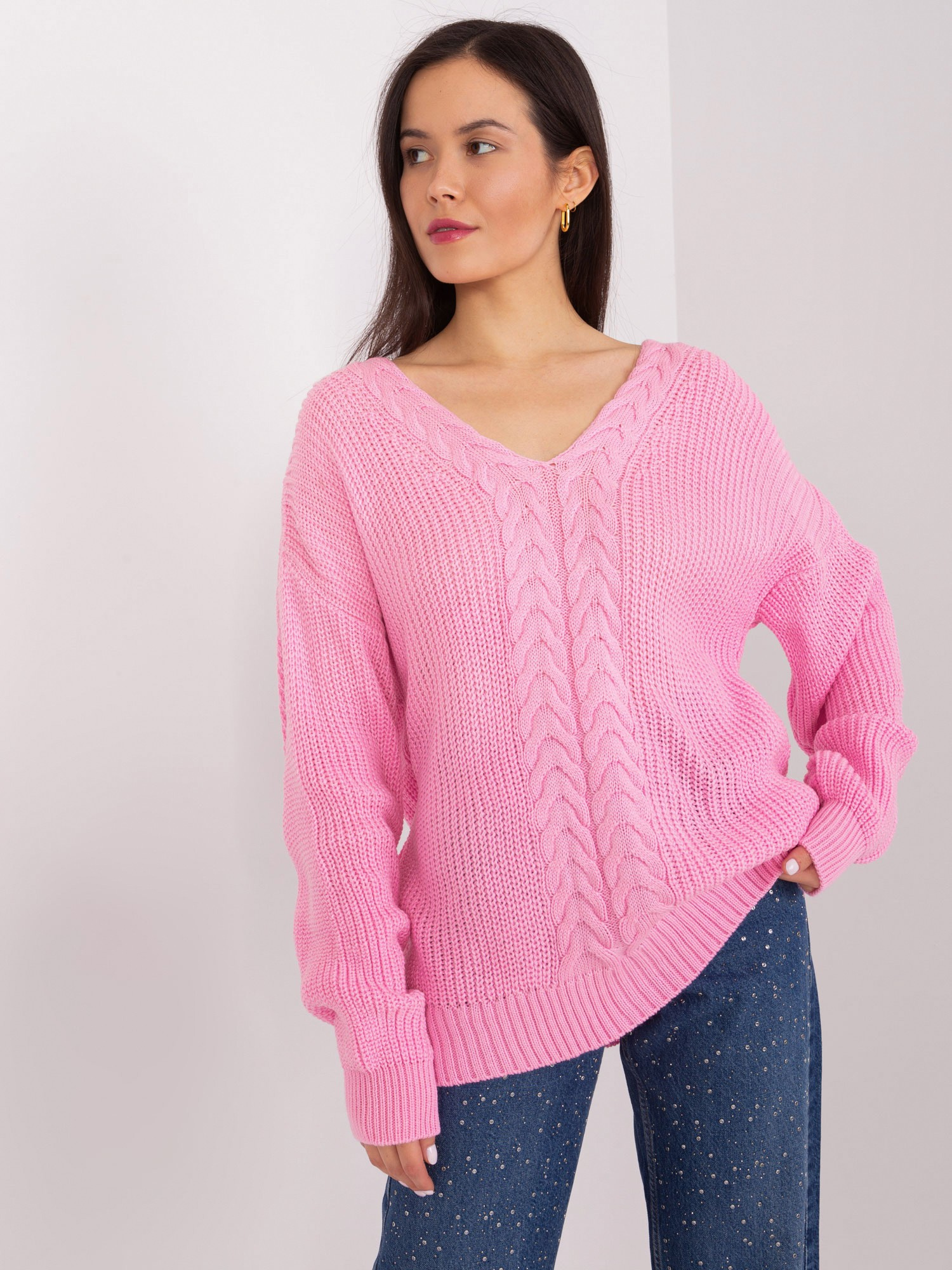 Różowy sweter klasyczny z warkoczami