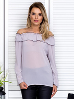 Graue Chiffonbluse im Spanierstil.