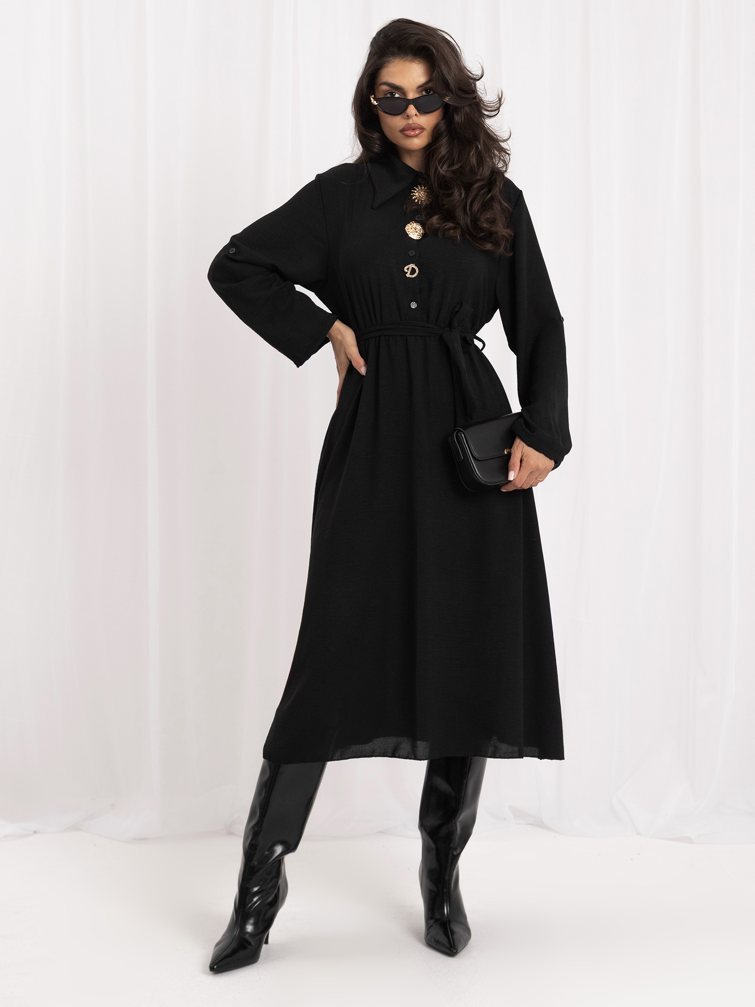 Schwarzes Hemdblusenkleid mit abnehmbaren Broschen.