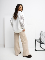 Ecru dresowa bluza z haftem na rękawach RUE PARIS 