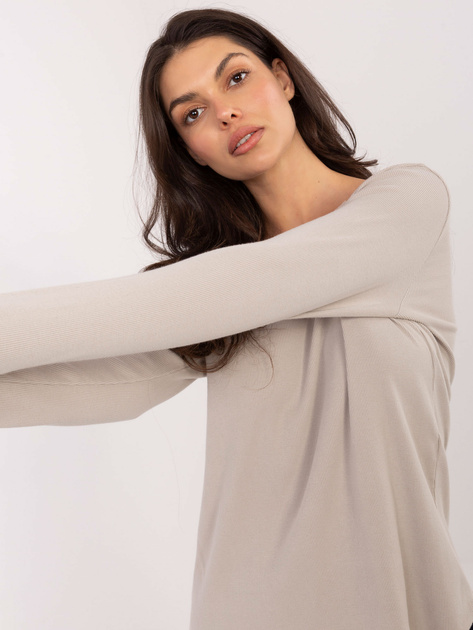 Beżowa bluzka longsleeve z naszywką na plecach