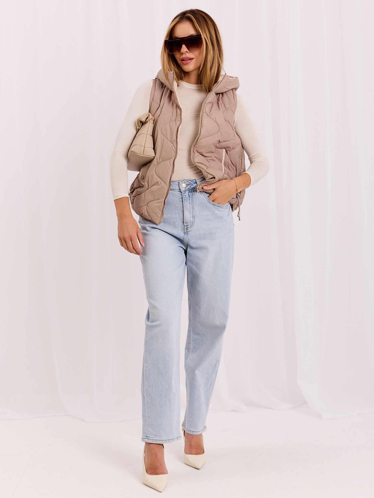 Online-Großhandel Beige Daunenweste mit Taschen.