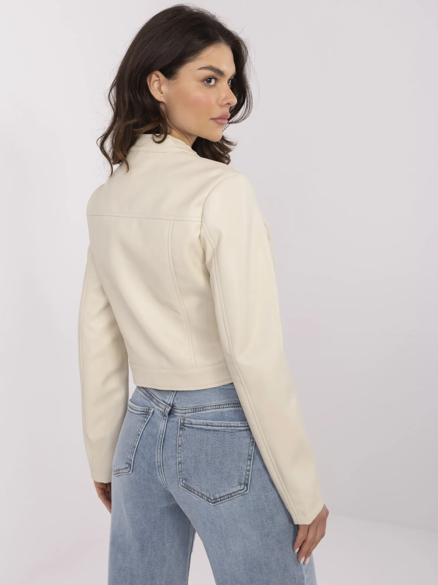 Beige kurze Bikerjacke mit Reißverschluss.