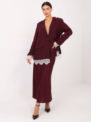 Burgundowa damska marynarka z białą koronką