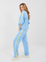 Jasnoniebieski komplet z kontrastowymi lampasami RUE PARIS