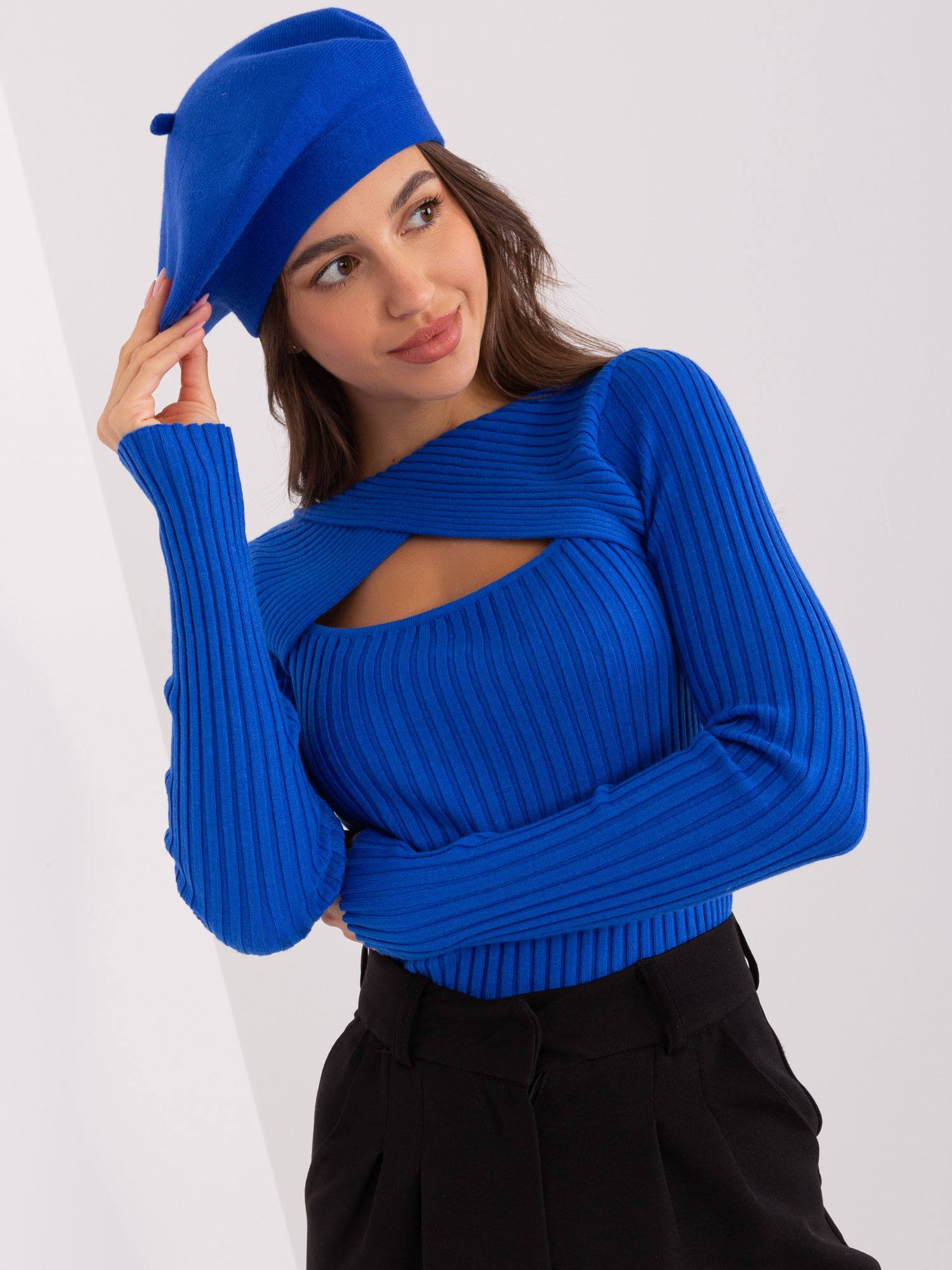 Kobaltowy jednokolorowy beret damski