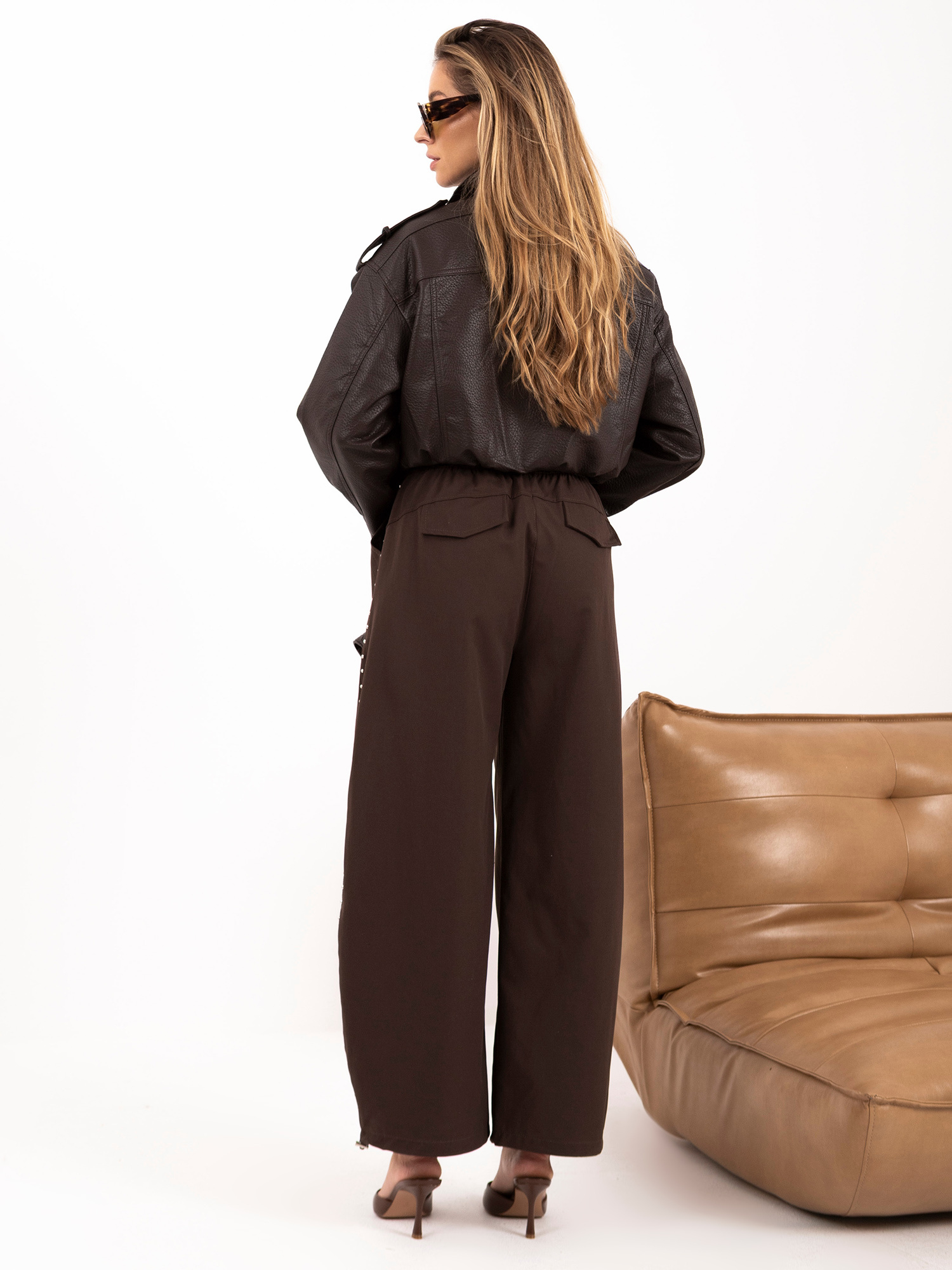 Braune Hose mit weitem Bein und Bündchen.