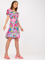 Różowa letnia sukienka z printami i marszczonym rękawem