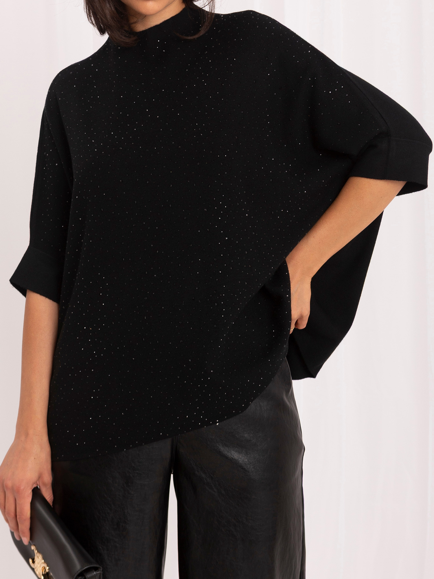 Czarny damski sweter oversize z półgolfem 