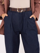 Granatowe jeansy carrot z zakładkami 