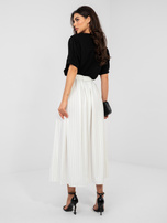 Ecru midi skirt with pockets.
