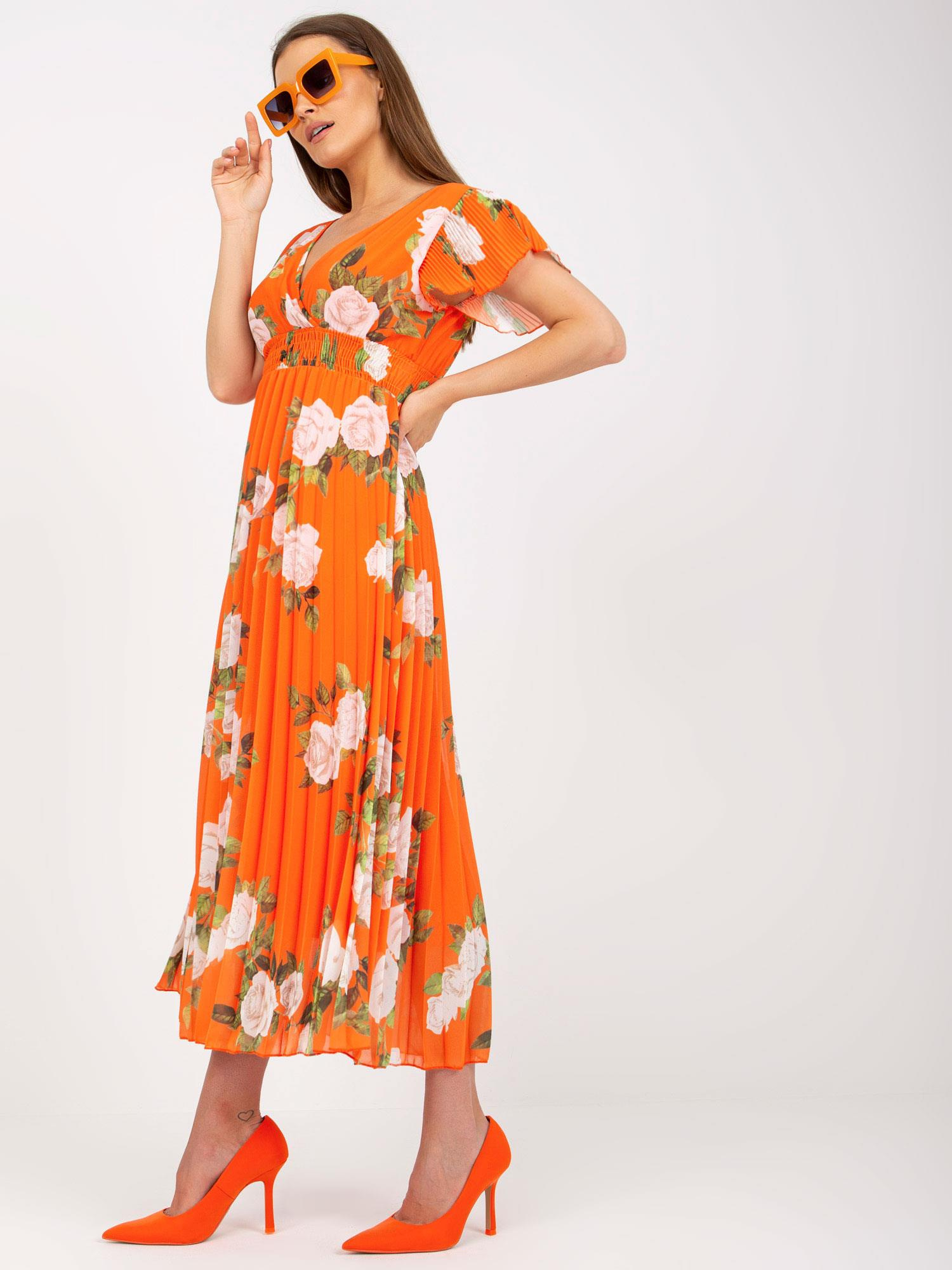 Oranžno cvetlično plisirano midi obleko.