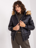 Schwarze Damenwinterjacke mit Patch.