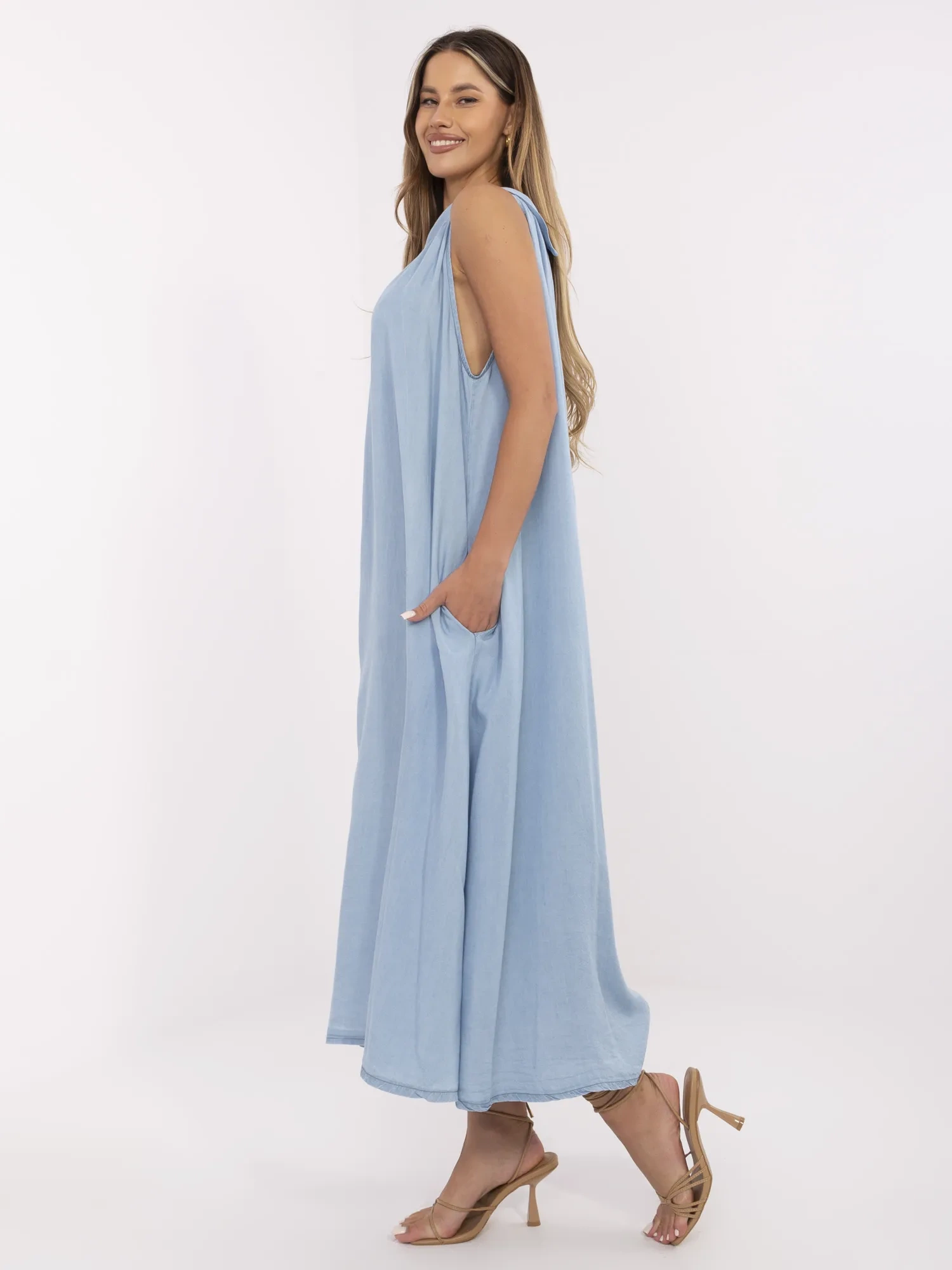Blue oversized maxi dress for summer.