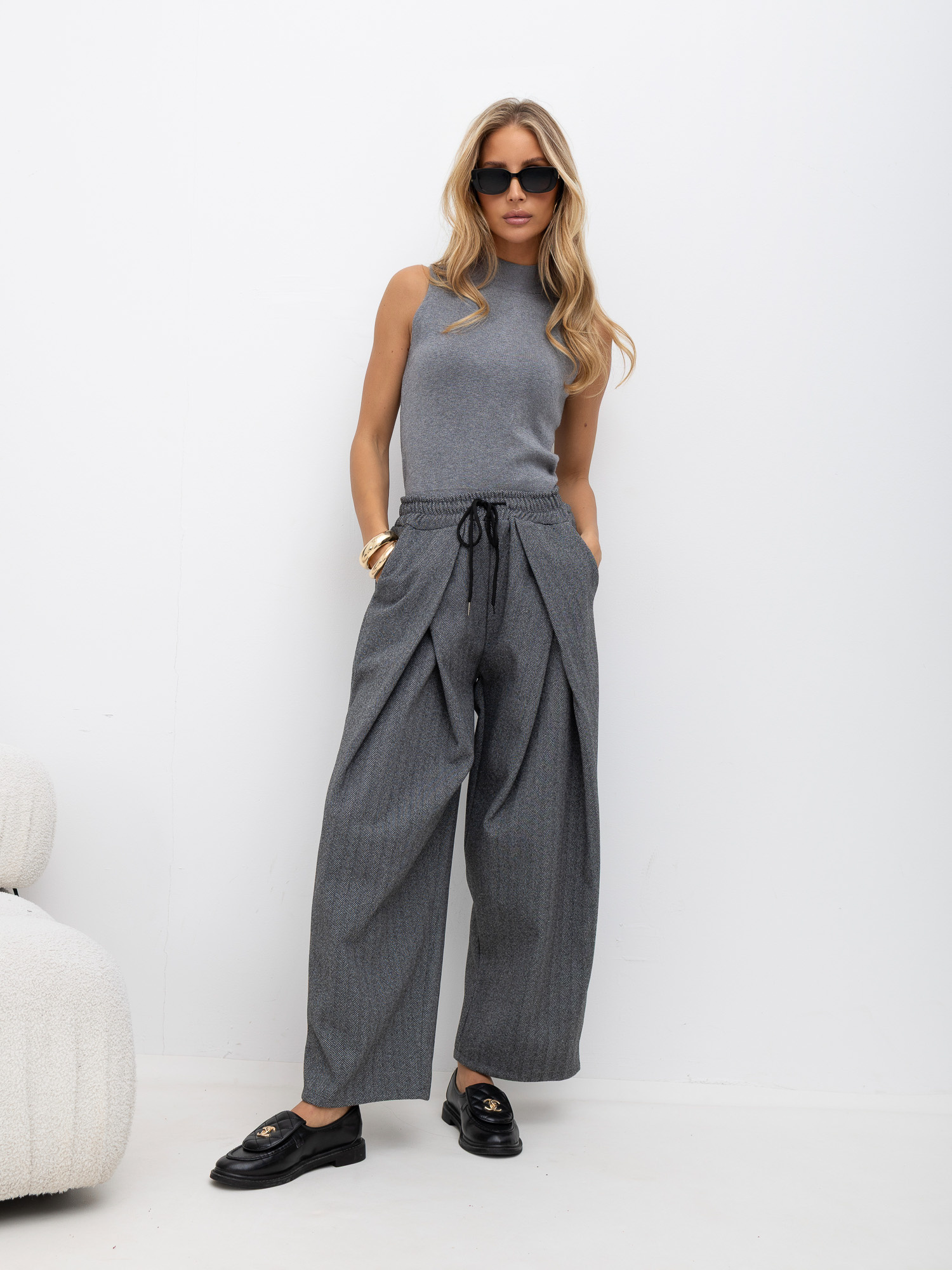 Gray fitted sleeveless sweater.
