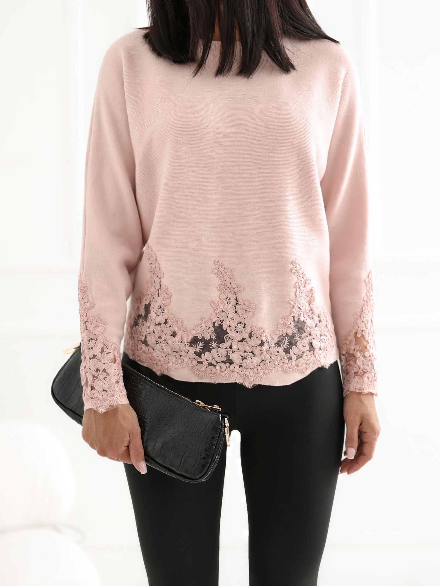 Helles rosa Damenpullover mit Spitze.