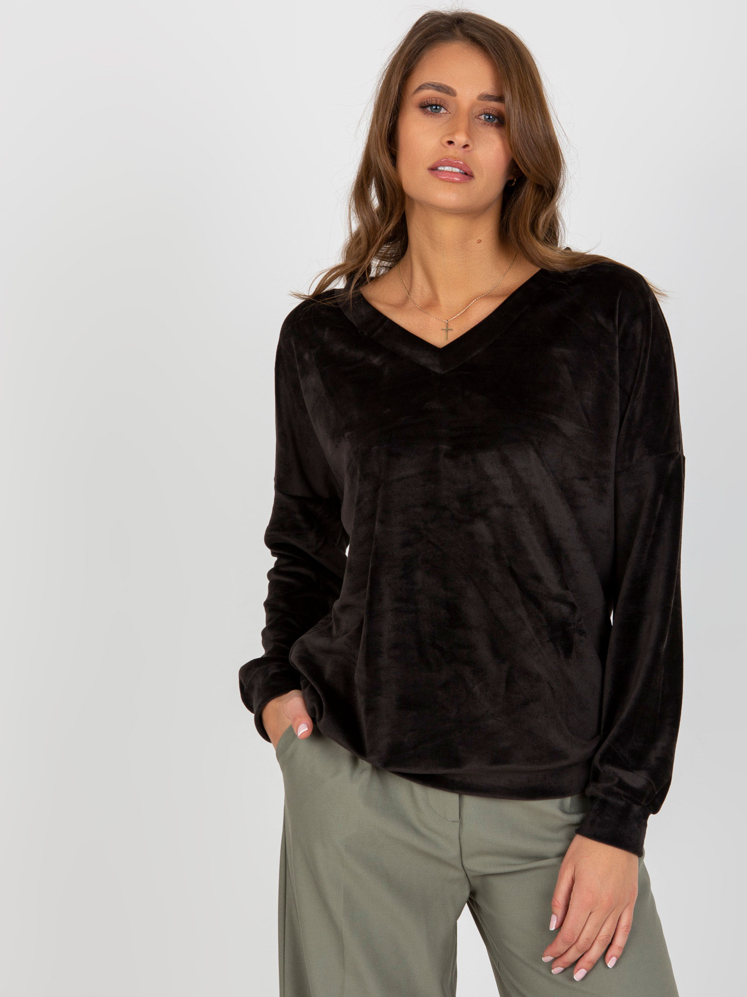 Hurtownia Czarna welurowa bluza bez kaptura z dekoltem V