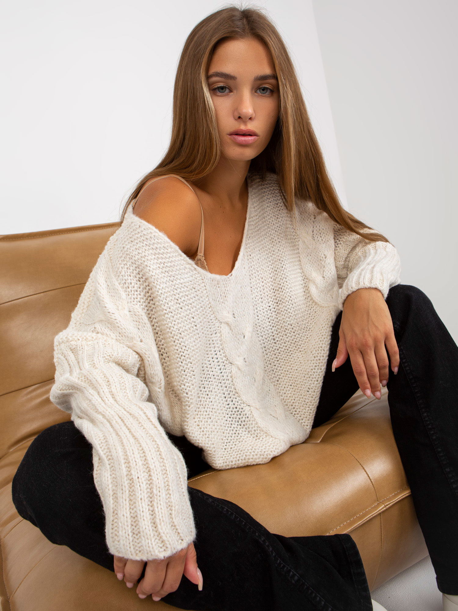 Ecru sweter z warkoczami o kroju oversize OCH BELLA