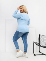 Světlomodrá blůza plus size s nášivkou.