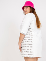 Bílá mini šaty plus size s nápisy.