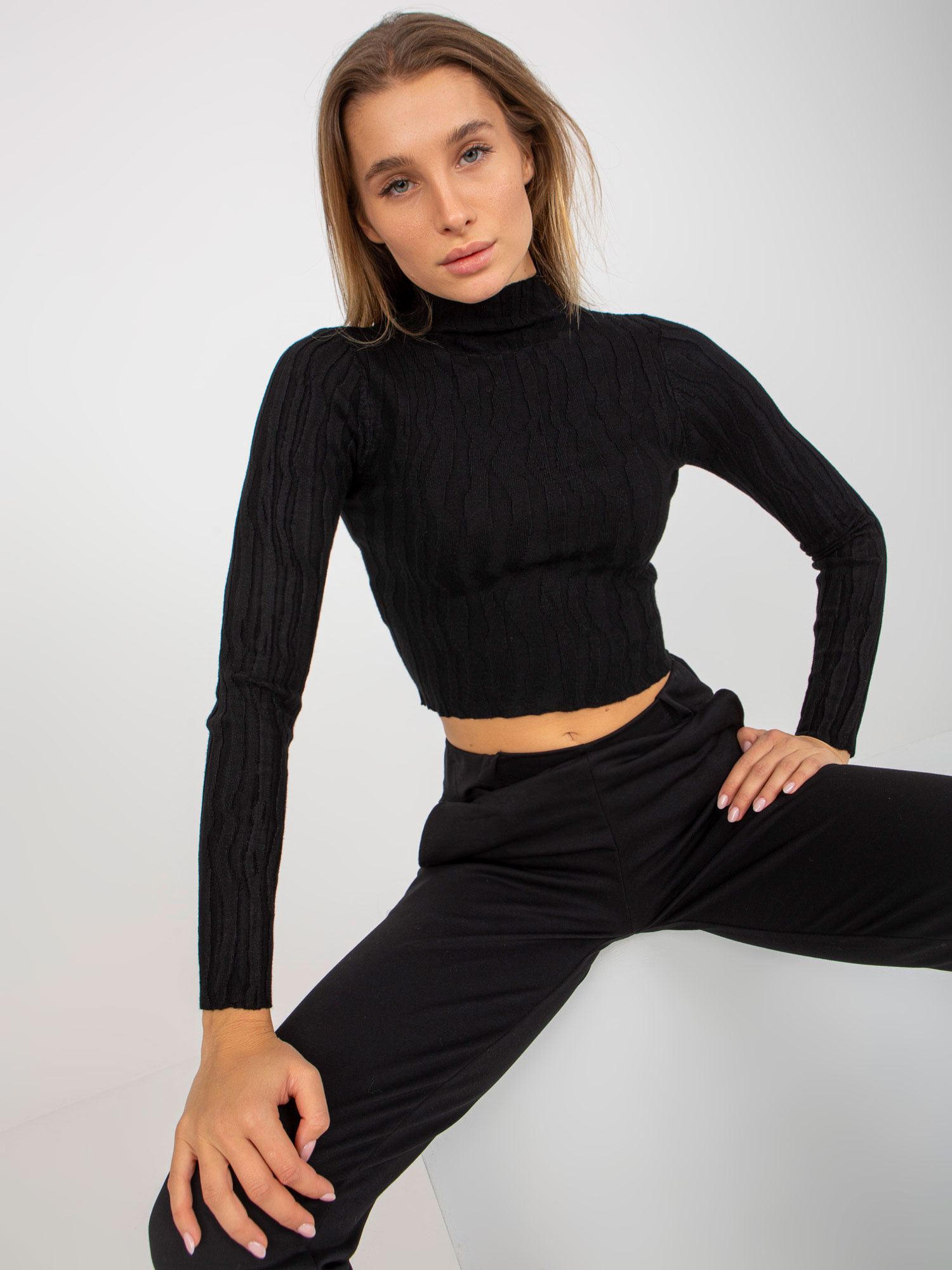 Czarny krótki sweter ze stójką z wiskozą