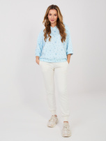 Pastelowa niebieska damska bluza w róże