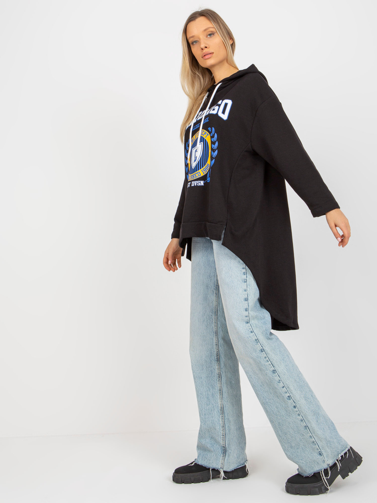 Großhandel Schwarzer langer Kapuzenpullover mit Druck.