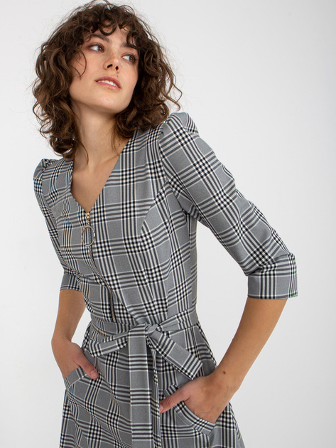 Hurt Biało-czarna midi sukienka koktajlowa w kratę z paskiem