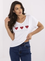 Biały t-shirt z aplikacjami w kształcie serca