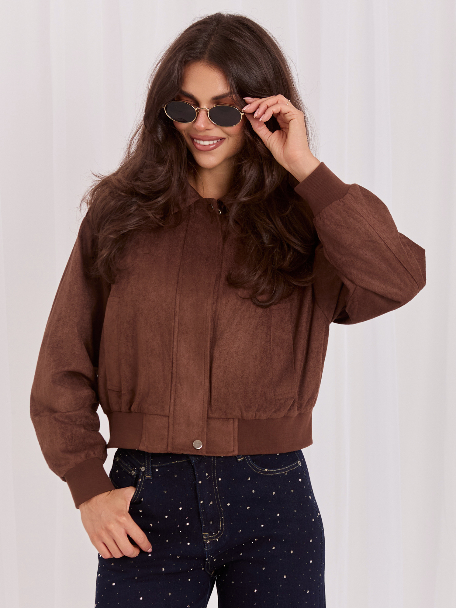 Braune Jacke aus Kunstwildleder mit Schulterklappen.