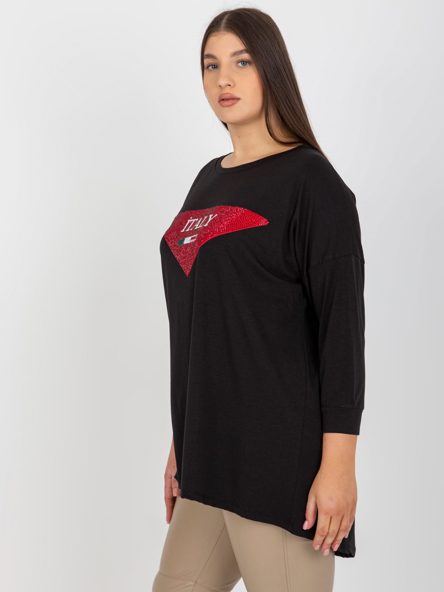 Czarna bluzka plus size z aplikacja i nadrukiem