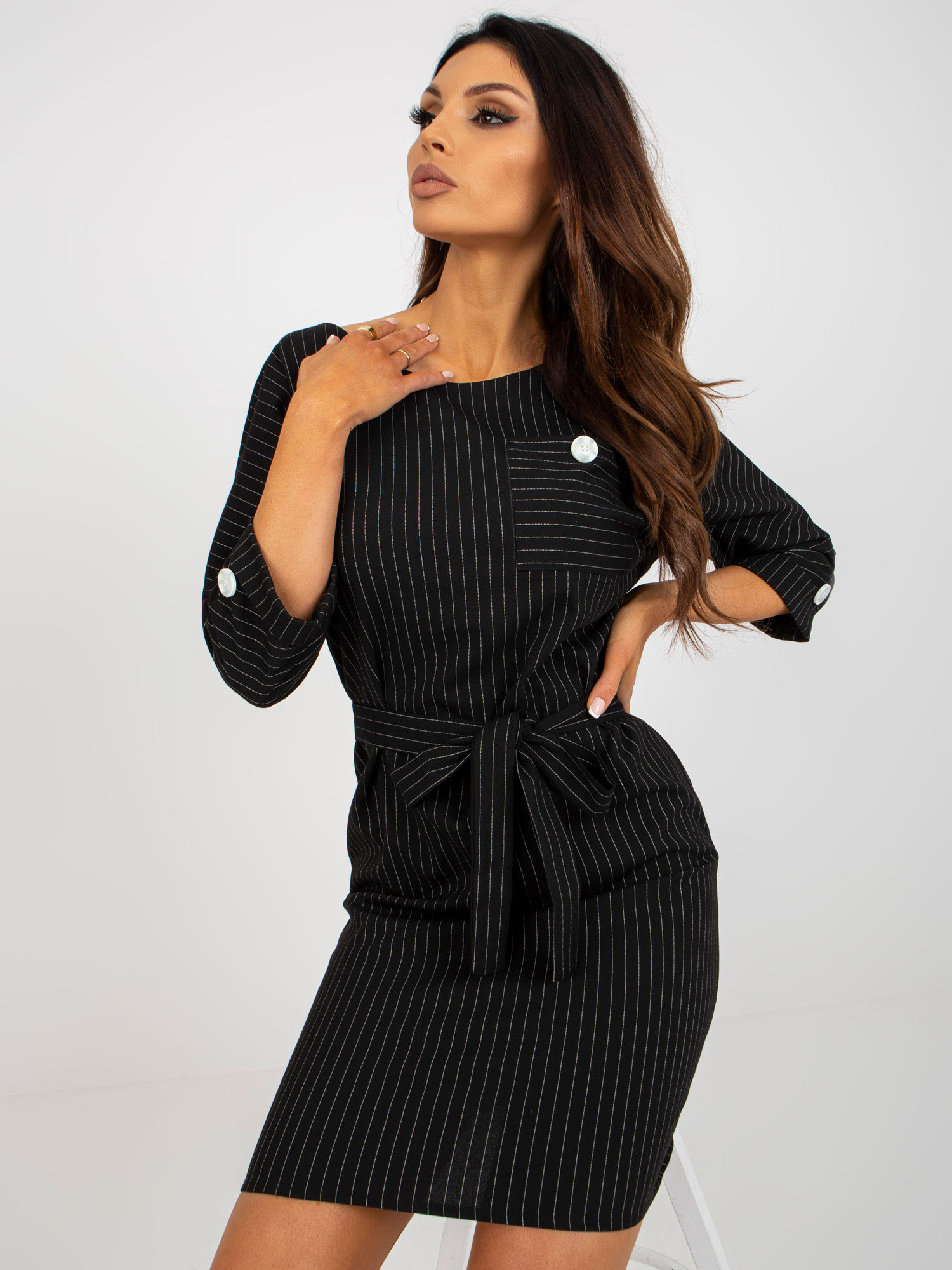 Czarna ołówkowa sukienka plus size w paski z wiązaniem