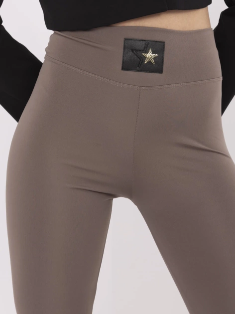 Kawowe damskie legginsy z ozdobną naszywką