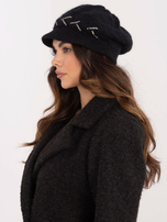 Hurt Czarna damska czapka zimowa z aplikacją