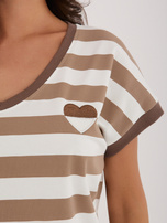 Brązowa bluzka z naszywką w kształcie serca 