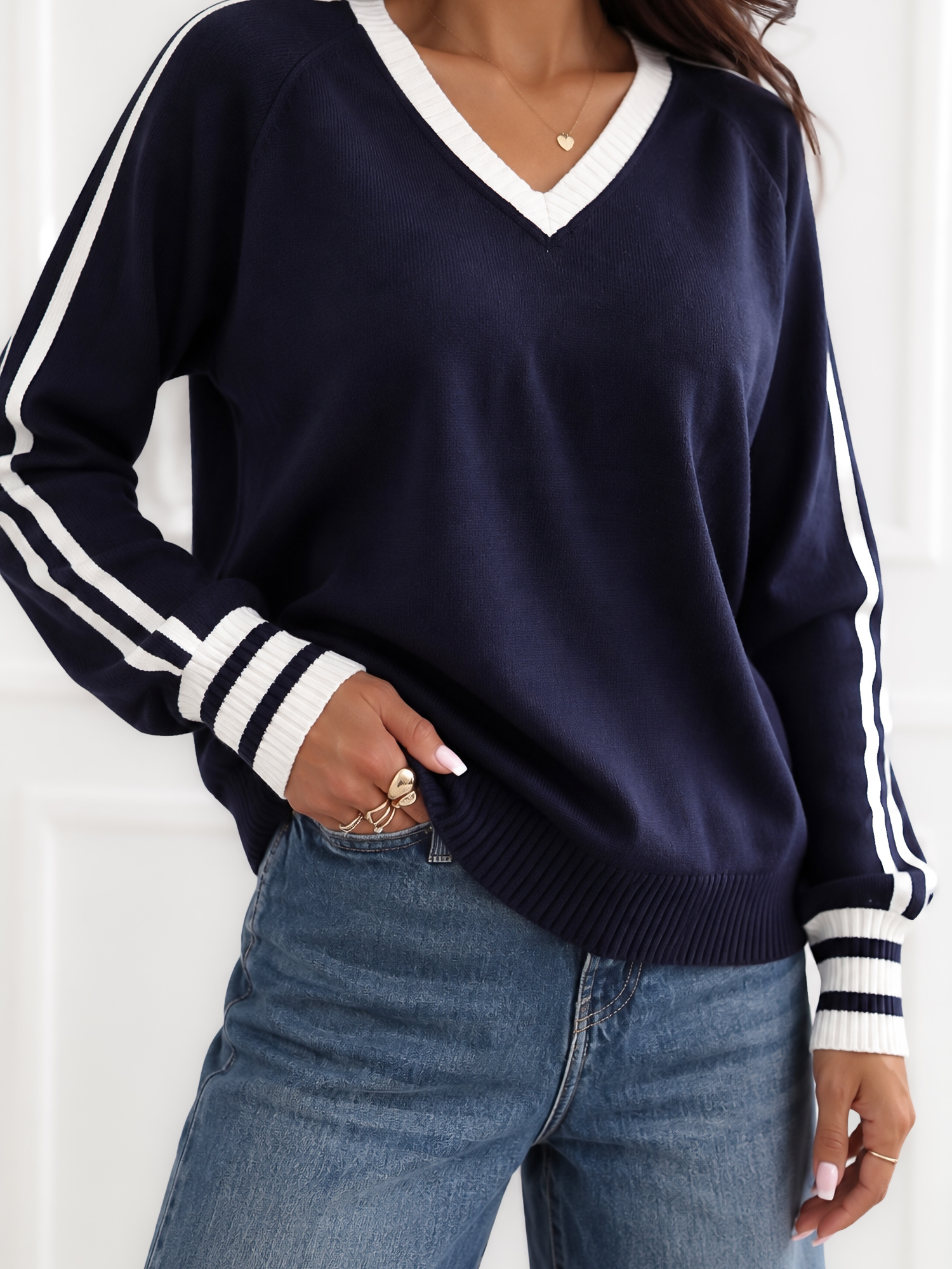 Granatowy damski sweter oversize z dekoltem V