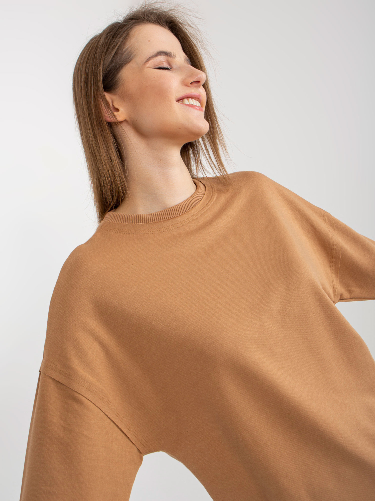 Camelowa bluza basic bez kaptura z okrągłym dekoltem