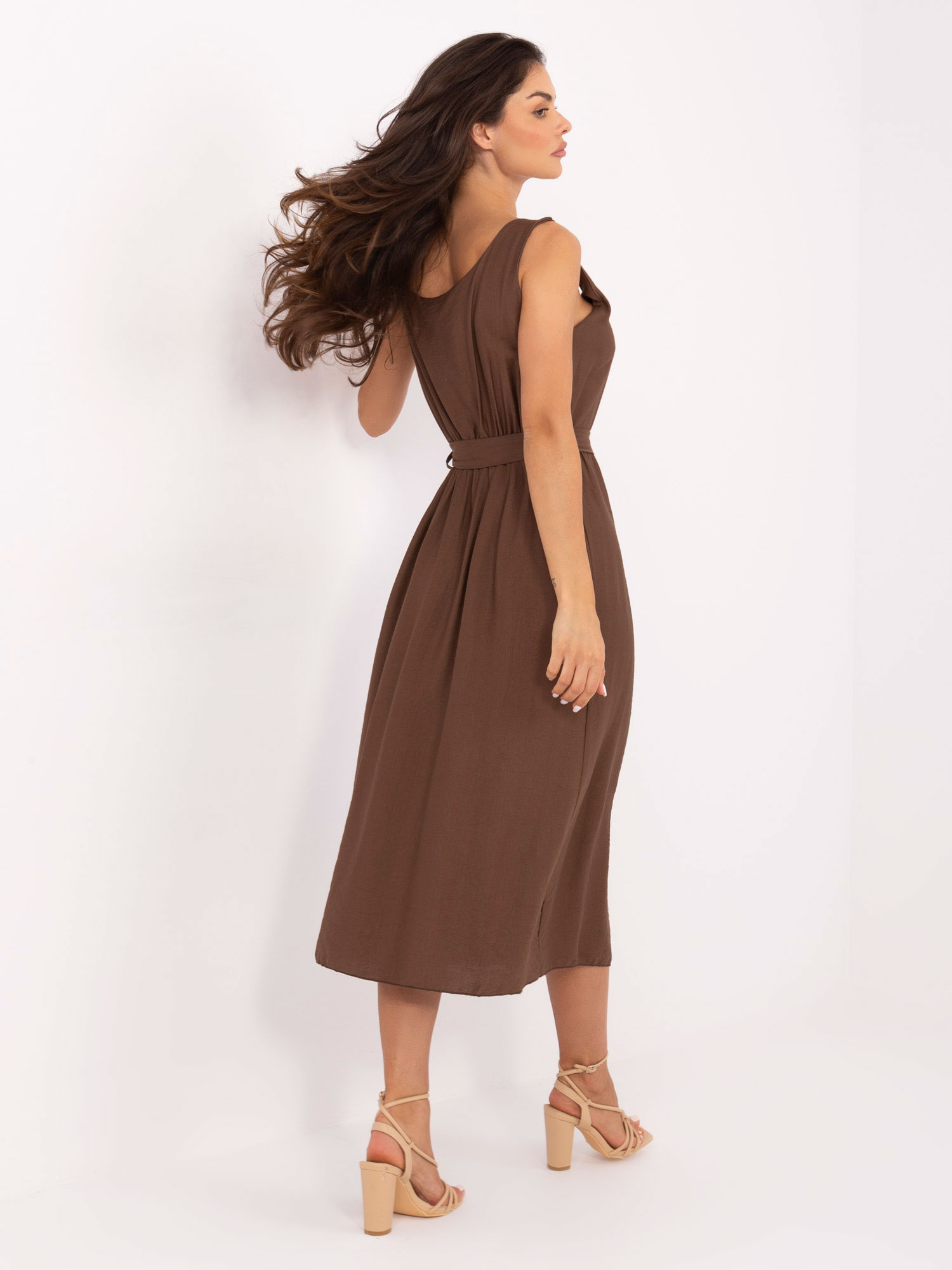 Brown summer dress with decorative buttons.