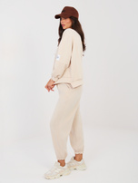 Jasnobeżowy damski komplet z naszywką