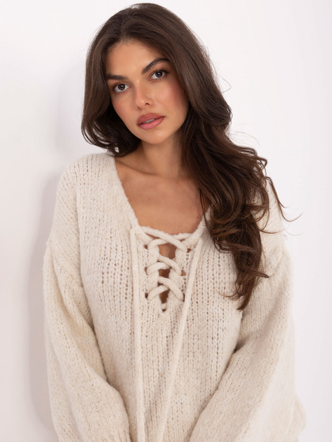 Jasnobeżowy sweter oversize z domieszką wełny