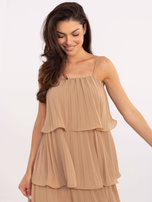 Camelowa plisowana sukienka z falbaną OCH BELLA 