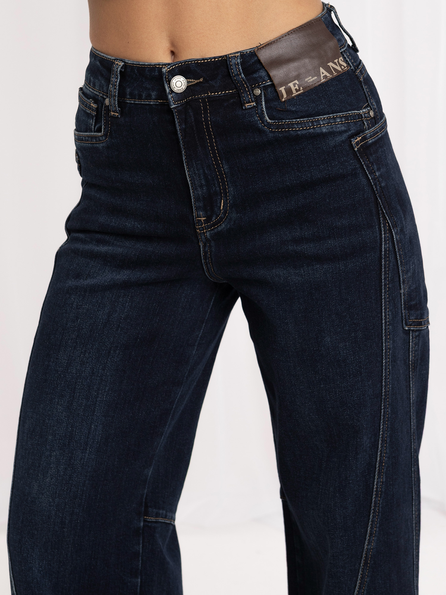 Granatowe jeansy wide leg z geometrycznymi przeszyciami